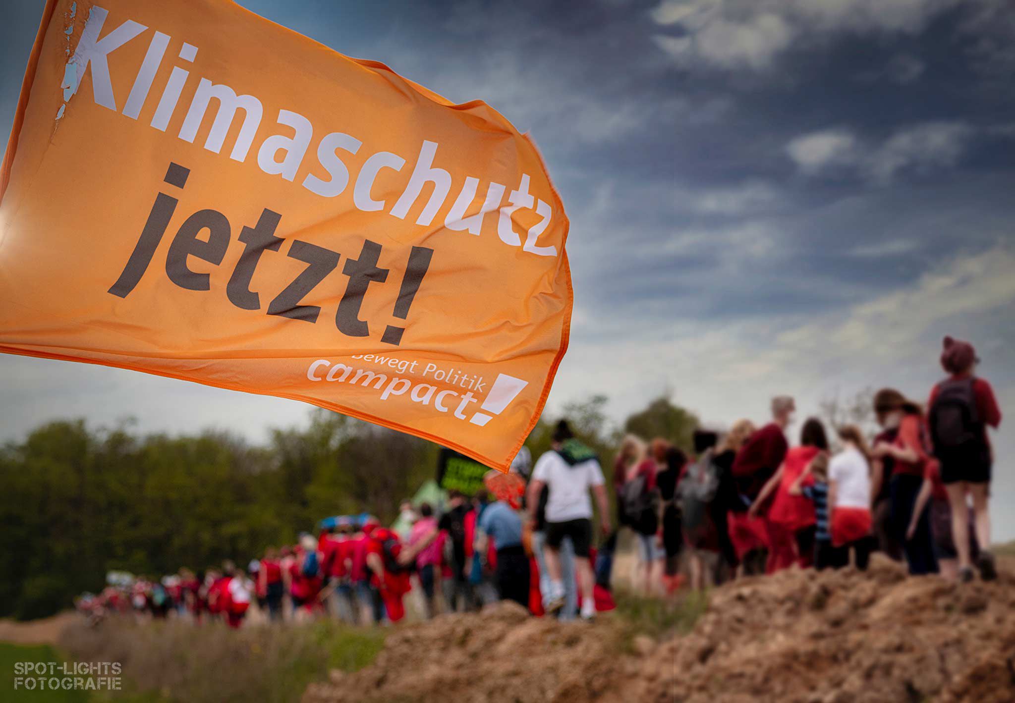 zum Hambacher Forst  mit Klimaschutzfahne