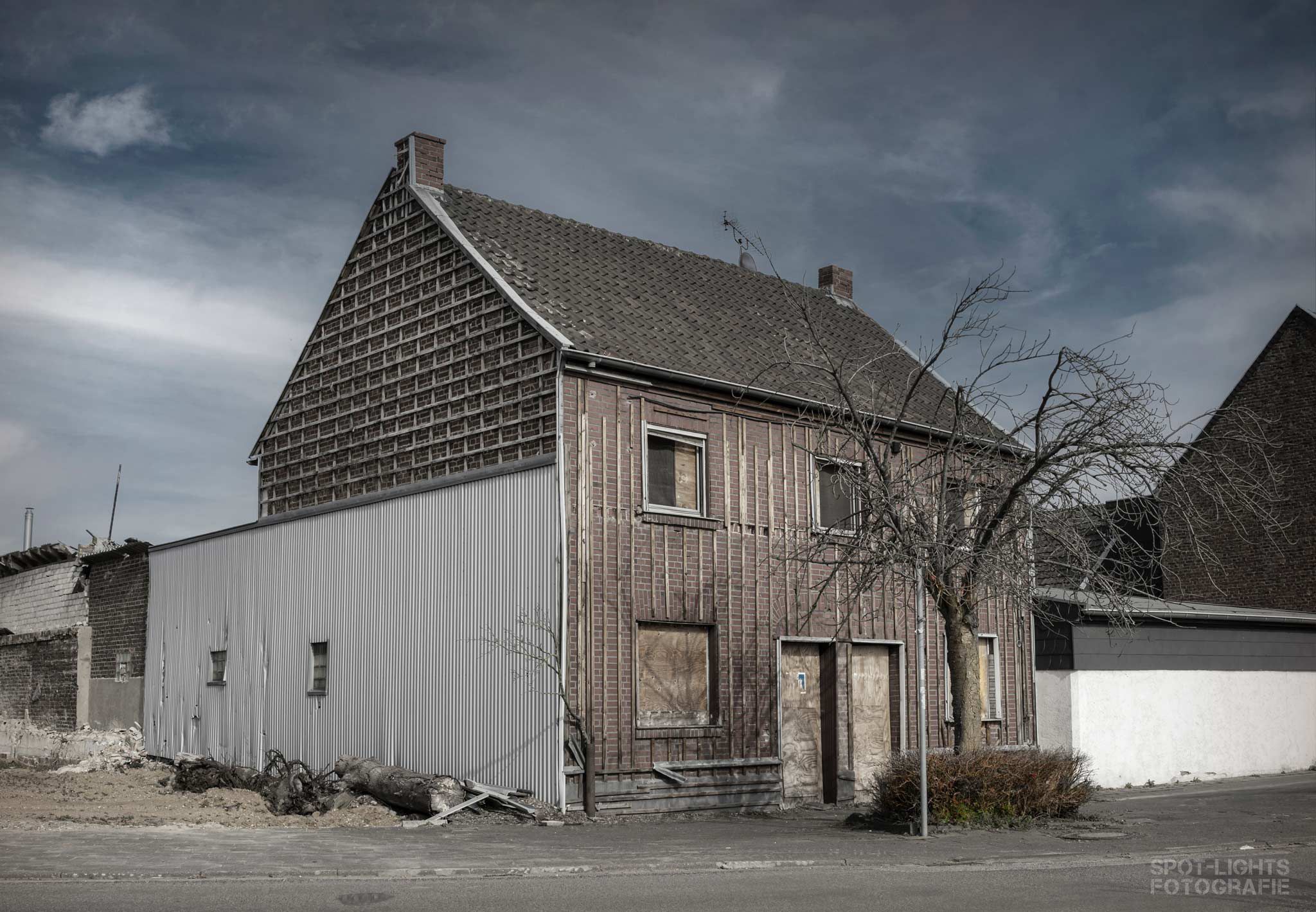 Haus mit Kirschbaum